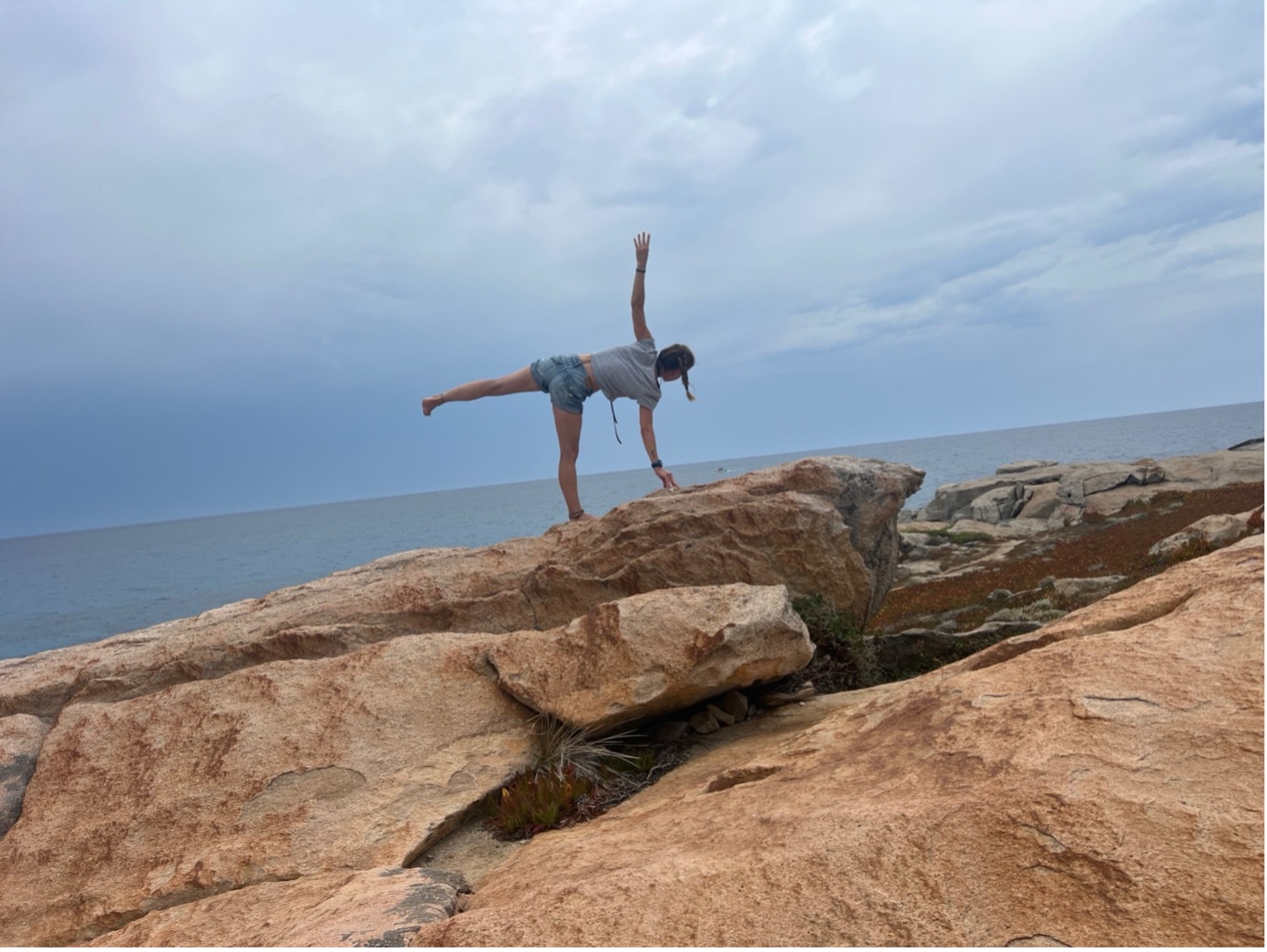 Der Halbmond Yoga Übung durchgeführt im Freien